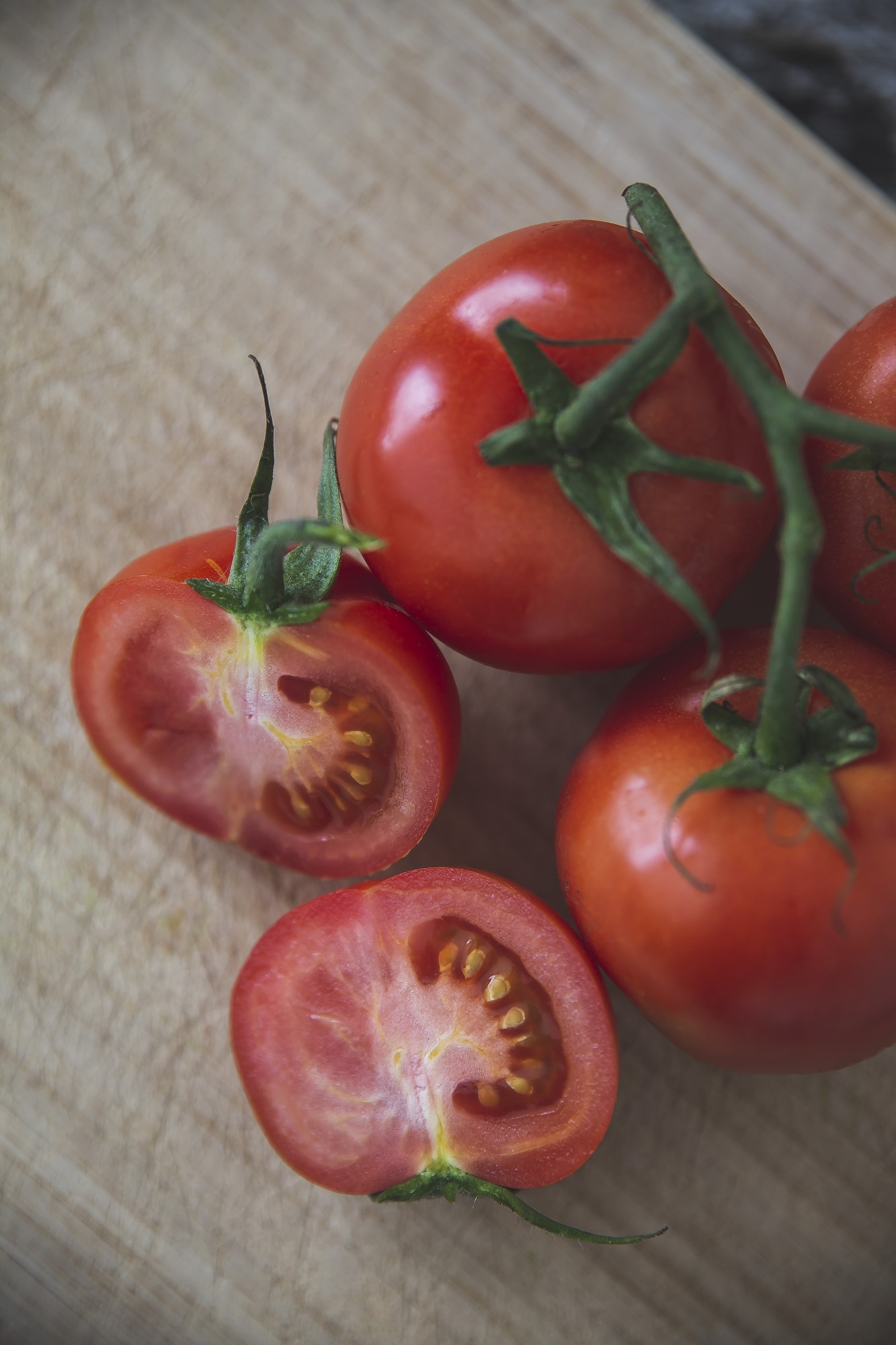 Nyskördad svensk tomat delat på mitten på en skärbräda